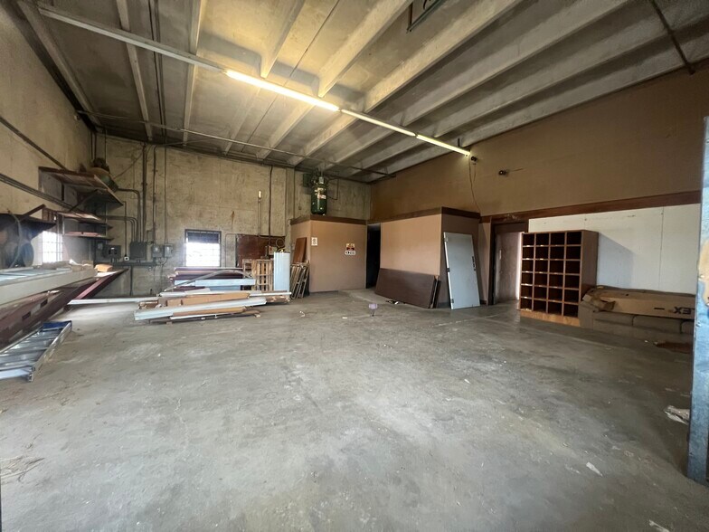 More Photos Of 205 Profit Dr, Victoria Showroom For Sale