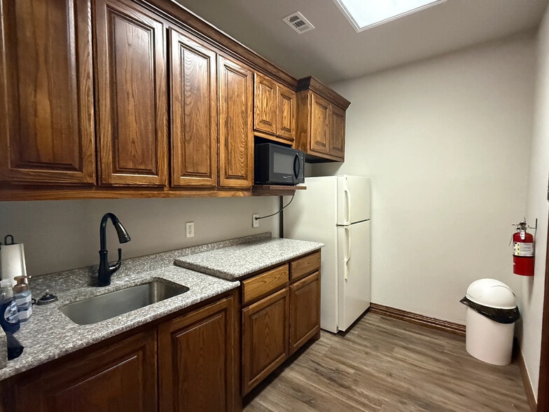 More Photos Of 411 Harwood Rd, Bedford Office For Sale