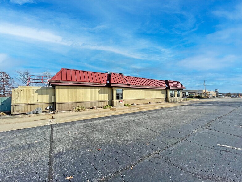 More Photos Of 6033 Osage Beach Pky, Osage Beach Restaurant For Sale