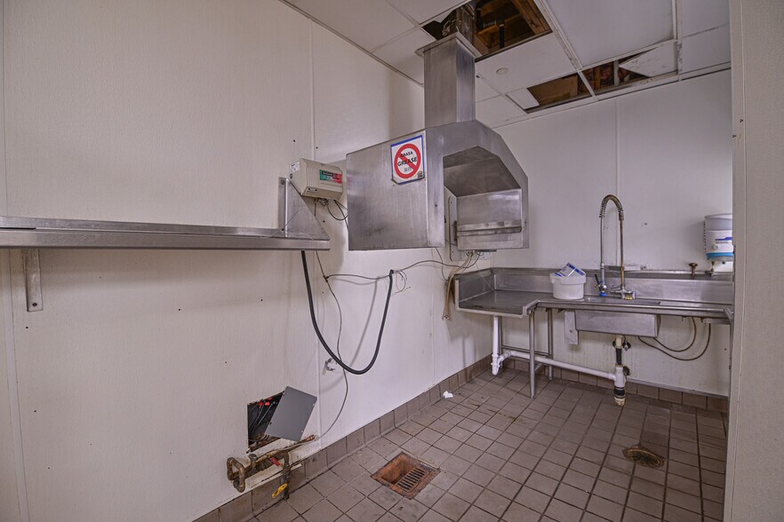 More Photos Of 2675 32nd Ave S, Grand Forks Restaurant For Sale