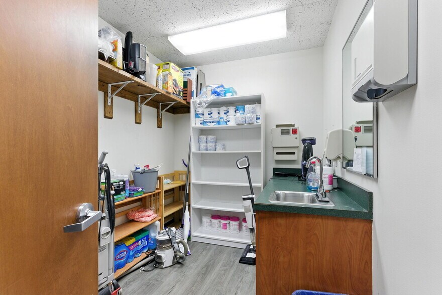 More Photos Of 400 NE Roberts Ave, Gresham Medical For Sale