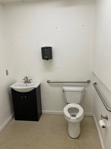 More Photos Of 2600 University Blvd W, Silver Spring Storefront For Lease