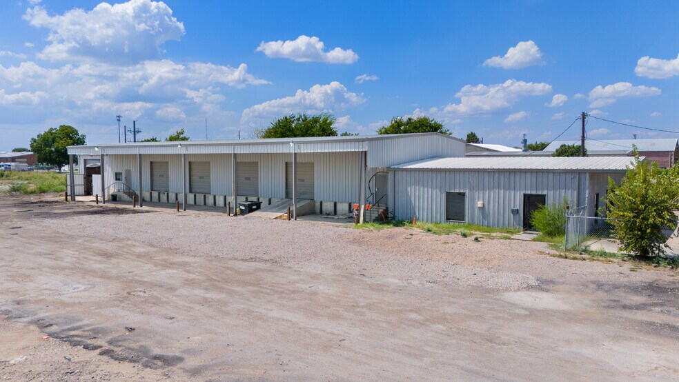 More Photos Of 31 Steel Rd, Wylie Manufacturing For Lease
