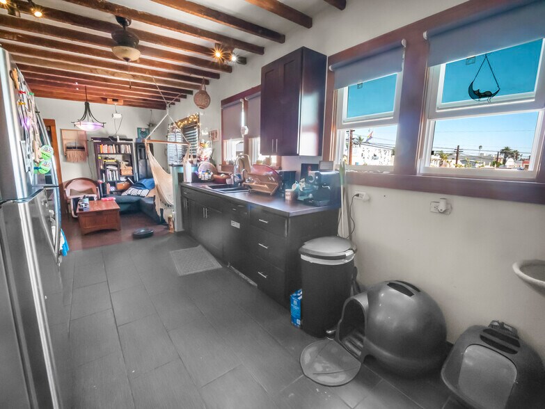 More Photos Of 1944 E 4th St, Long Beach Storefront Retail Residential For Sale