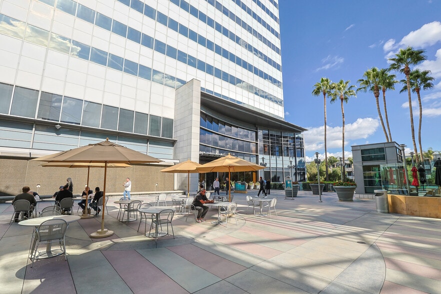 More Photos Of 15301 Ventura Blvd, Sherman Oaks Unknown For Lease