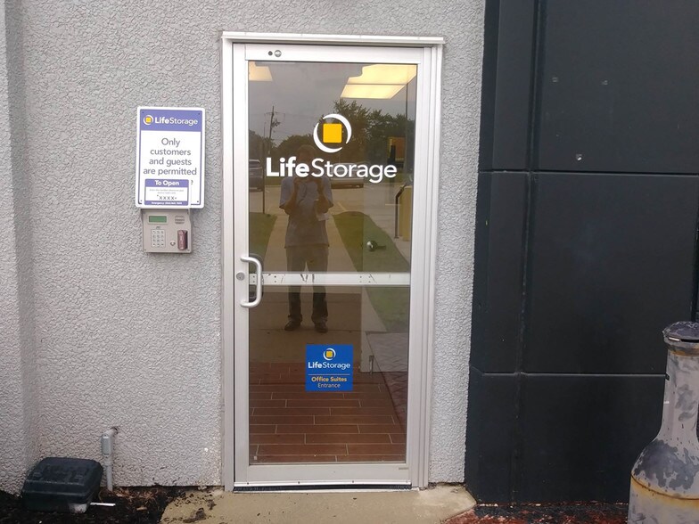 More Photos Of 426 S Westgate St, Addison Self Storage For Lease