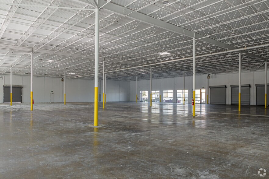 More Photos Of 3216-3308 Royalty Row, Irving Showroom For Lease