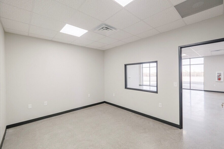 More Photos Of 5261 W Murphy St, Odessa Industrial For Lease