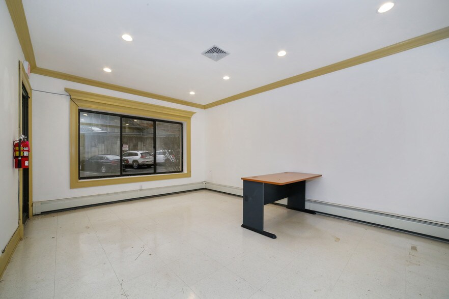 More Photos Of 7-11 Legion Dr, Valhalla Medical For Lease