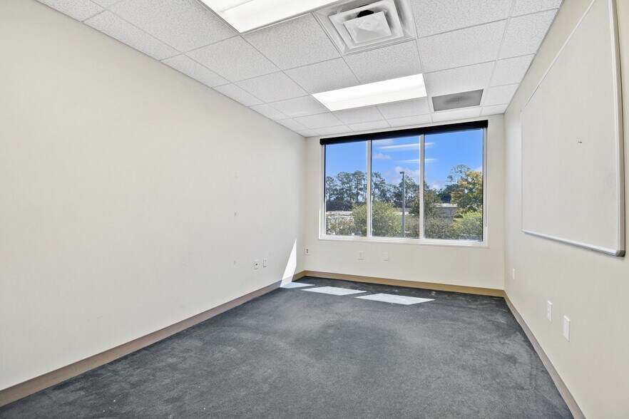 More Photos Of 9512 Sunbeam Center Dr, Jacksonville Office For Lease