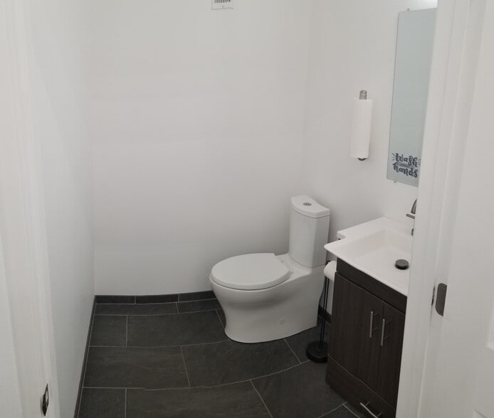 More Photos Of 174 Semoran Commerce Pl, Apopka Light Distribution For Lease