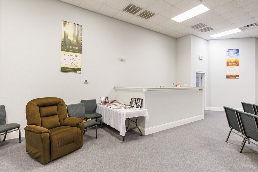 More Photos Of 37 E Main St, Lakeland Flex For Sale