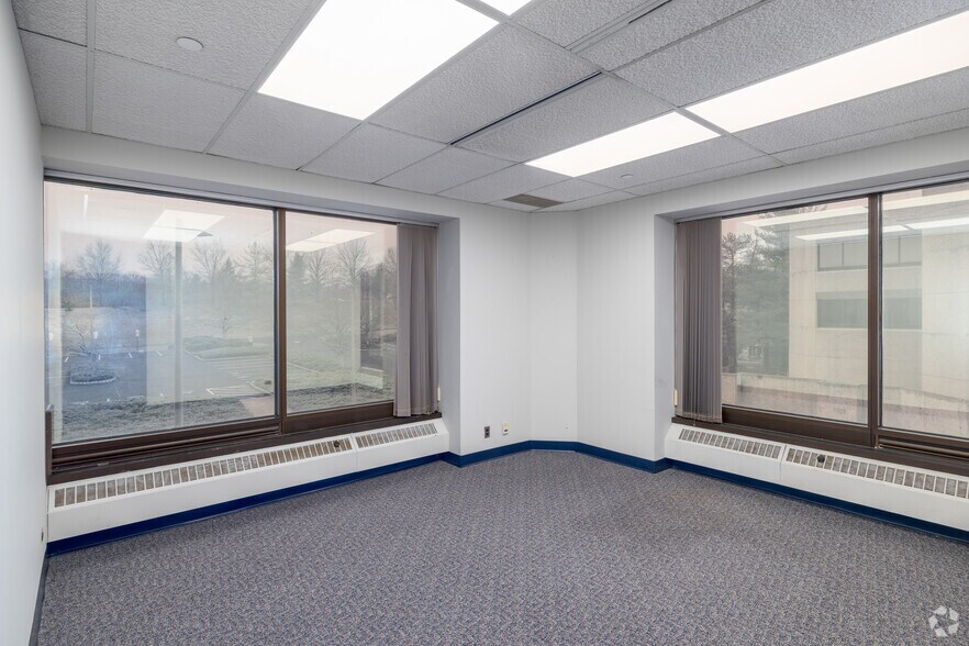 More Photos Of 53 Frontage Rd, Hampton Office For Sale