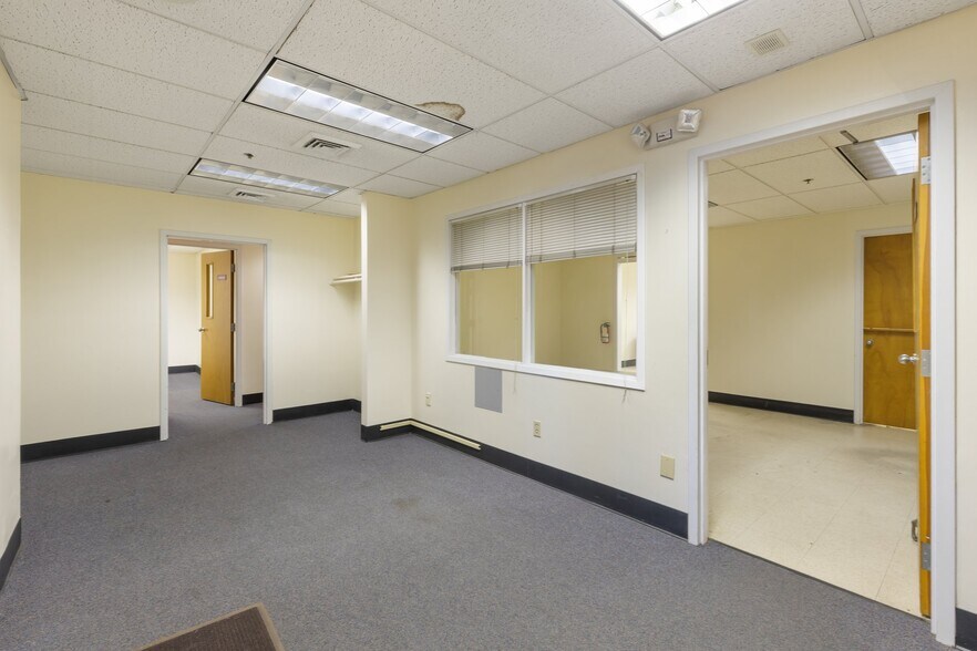 More Photos Of 19-25 Main St, Hartford Office Residential For Sale