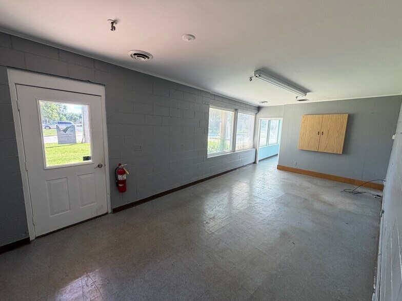 More Photos Of 925 W Wilson St, Batavia Industrial For Lease