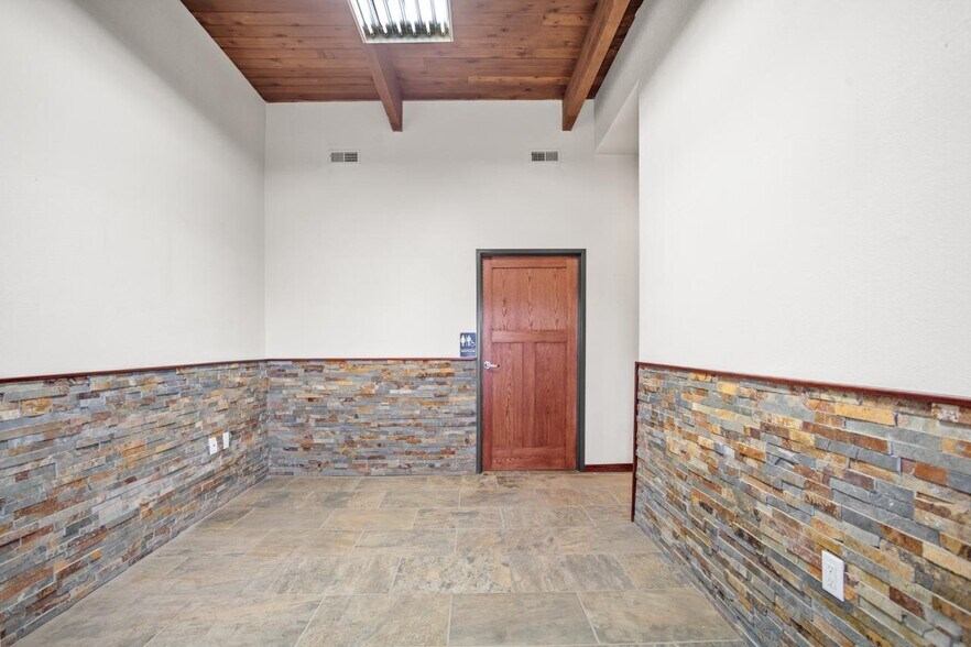 More Photos Of 4415 Burdick Expy E, Minot Office For Lease