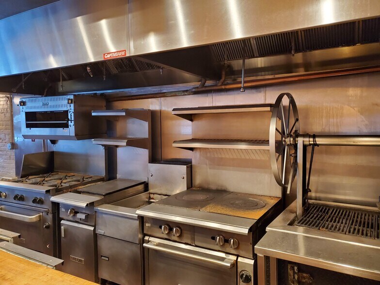 More Photos Of 802-804 W Randolph St, Chicago Storefront Retail Office For Lease