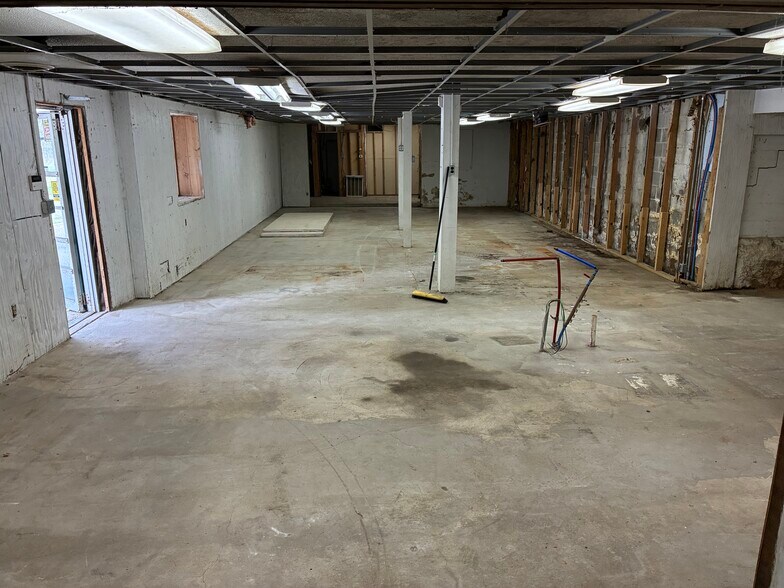 More Photos Of 637 S Main St, Nashville Freestanding For Sale