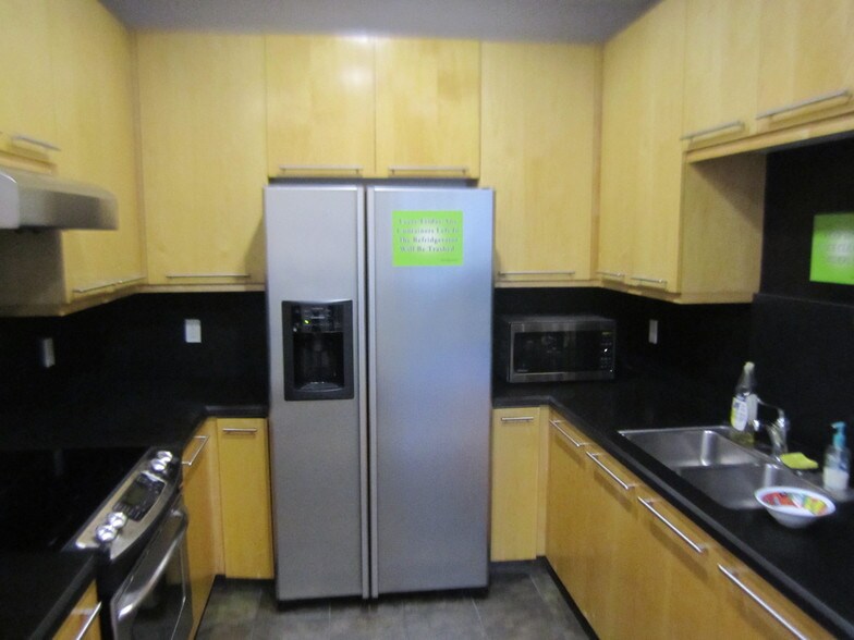 More Photos Of 7663 N San Fernando Rd, Burbank Warehouse For Lease