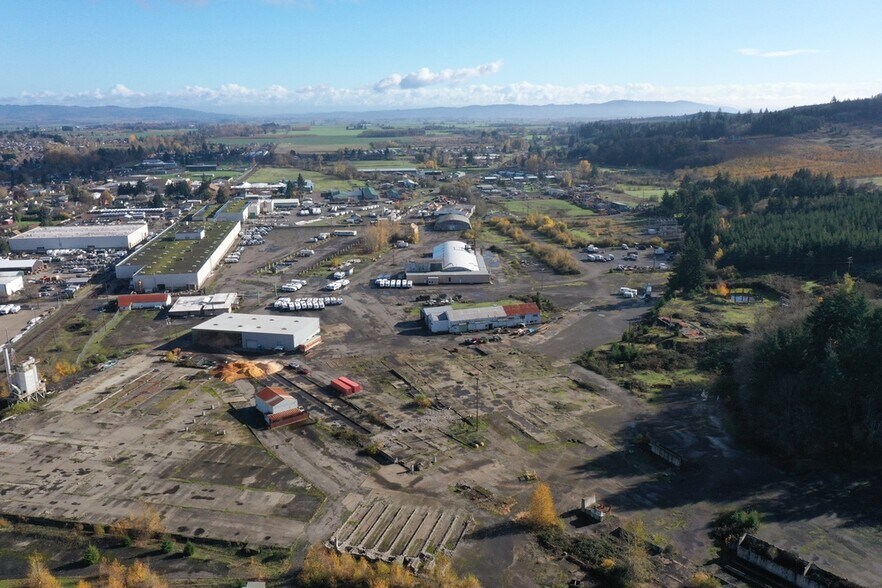 More Photos Of 1551 SE Lyle St, Dallas Warehouse For Sale