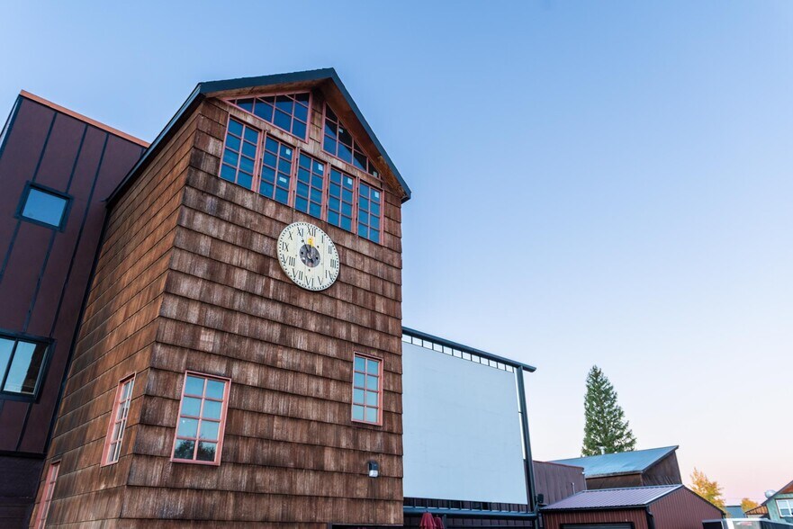 More Photos Of 117 Pine St, Pinedale Restaurant For Sale