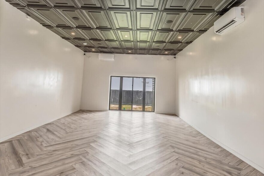 More Photos Of 6717 Myrtle Ave, Glendale Storefront Retail Residential For Sale