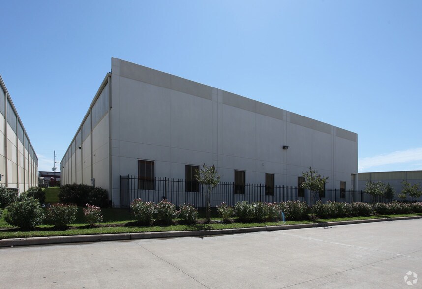 More Photos Of 10839 Train Ct, Houston Distribution For Lease