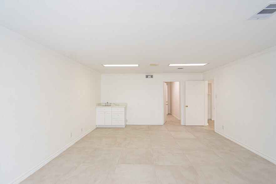 More Photos Of 5904 Dolores St, Houston Office For Lease