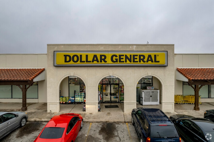 More Photos Of 540 10th St, Floresville Storefront For Lease