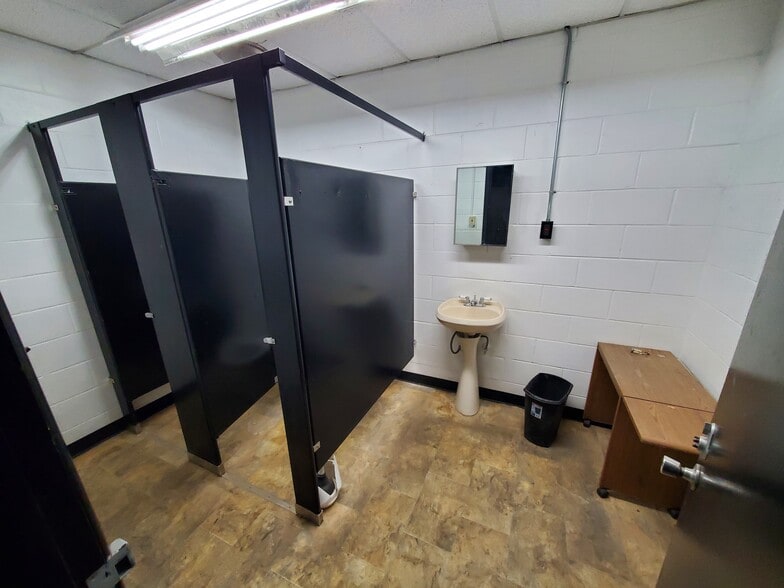 More Photos Of 9380 Watson Industrial Park, Crestwood Warehouse For Lease