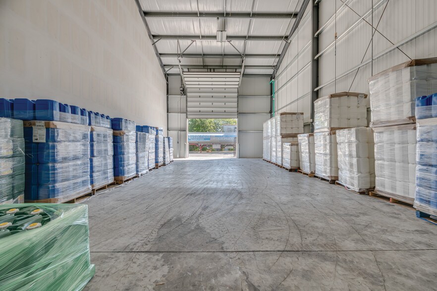 More Photos Of 286 W Montauk Hwy, Hampton Bays Warehouse For Lease