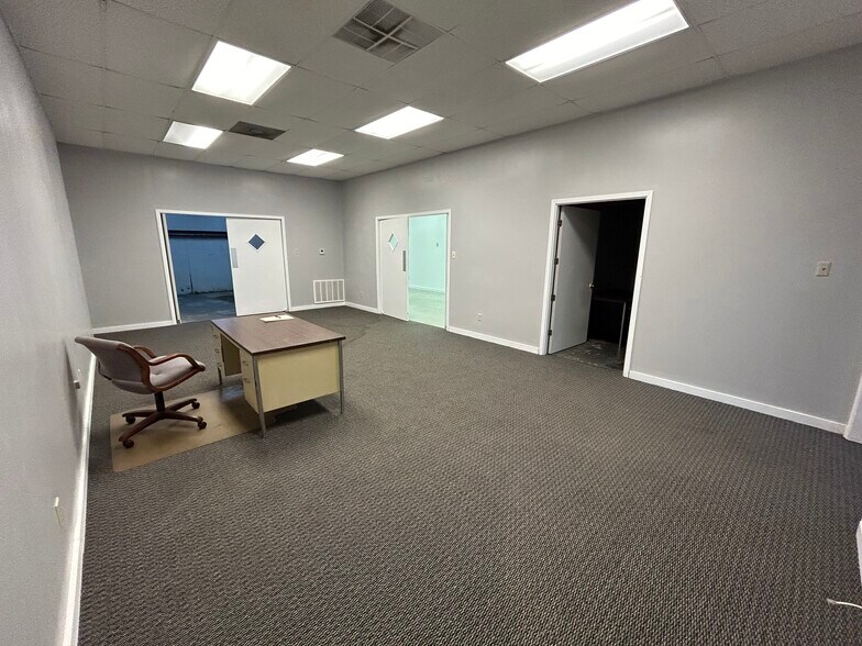 More Photos Of 5424 W Oak St, Palestine Showroom For Lease