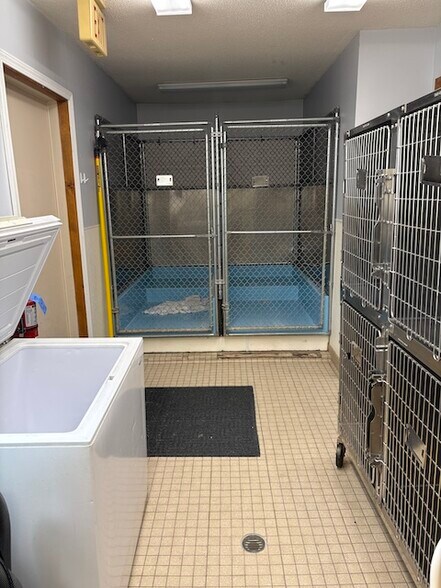 More Photos Of 631 N Pershing St, Energy Veterinarian Kennel For Sale