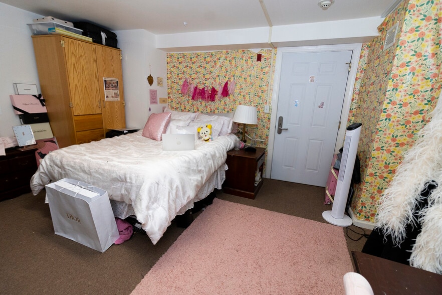 More Photos Of 153 Courtney St, Newark Apartments For Sale