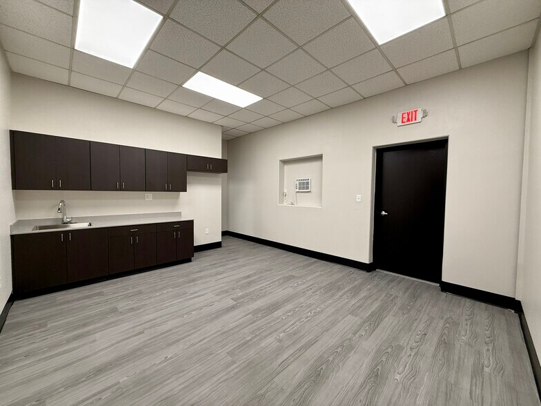 More Photos Of 203 W Delhi, North Las Vegas Warehouse For Lease
