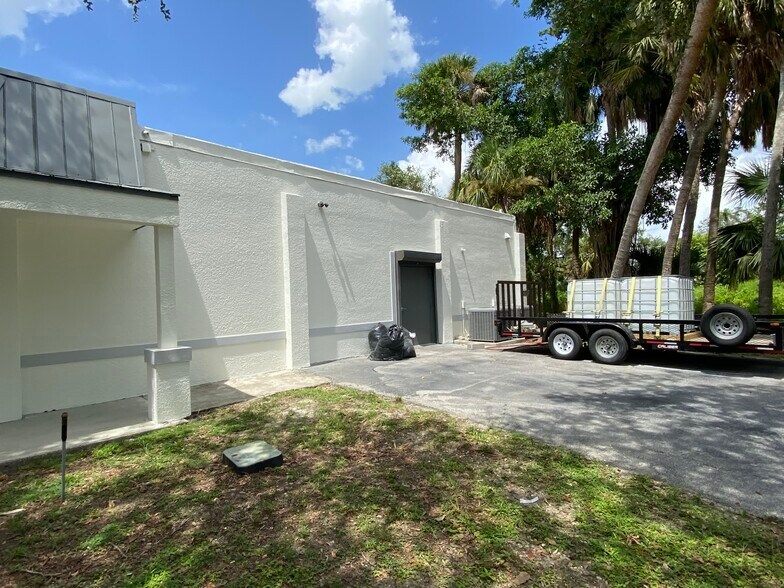More Photos Of 6350 Bayshore Rd, North Fort Myers Freestanding For Sale