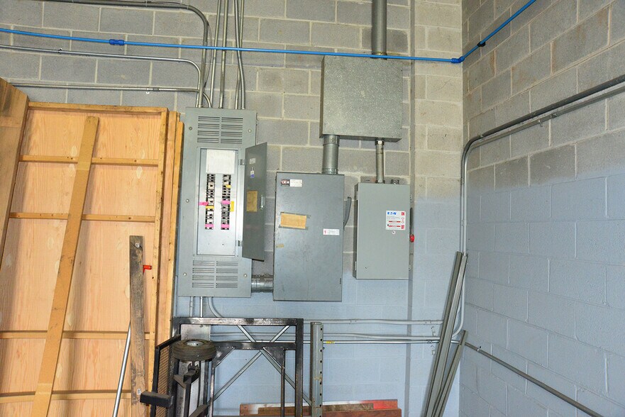 More Photos Of 9107 Industry Dr, Manassas Park Warehouse For Lease