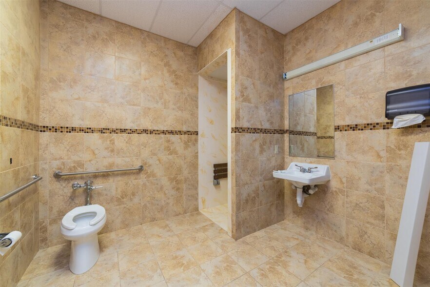 More Photos Of 720 W Nathan Lowe Rd, Arlington Medical For Sale