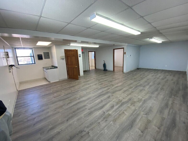 More Photos Of 22 Woodhull St, Brooklyn Showroom For Lease