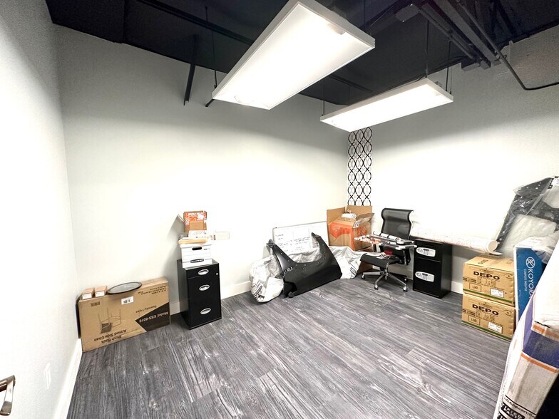 More Photos Of 2222 W Parkside Ln, Phoenix Light Manufacturing For Lease