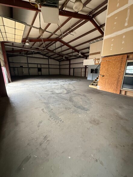 More Photos Of 12329 Three Elms Rd, Farmington Service For Lease