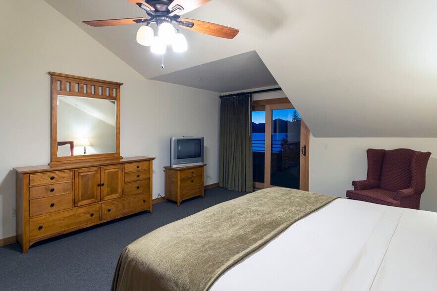 More Photos Of 41-45 Lakeshore Dr, Sagle Hotel For Sale