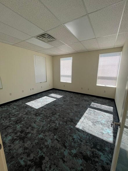 More Photos Of 875 Centerville Rd, Warwick Office For Sale