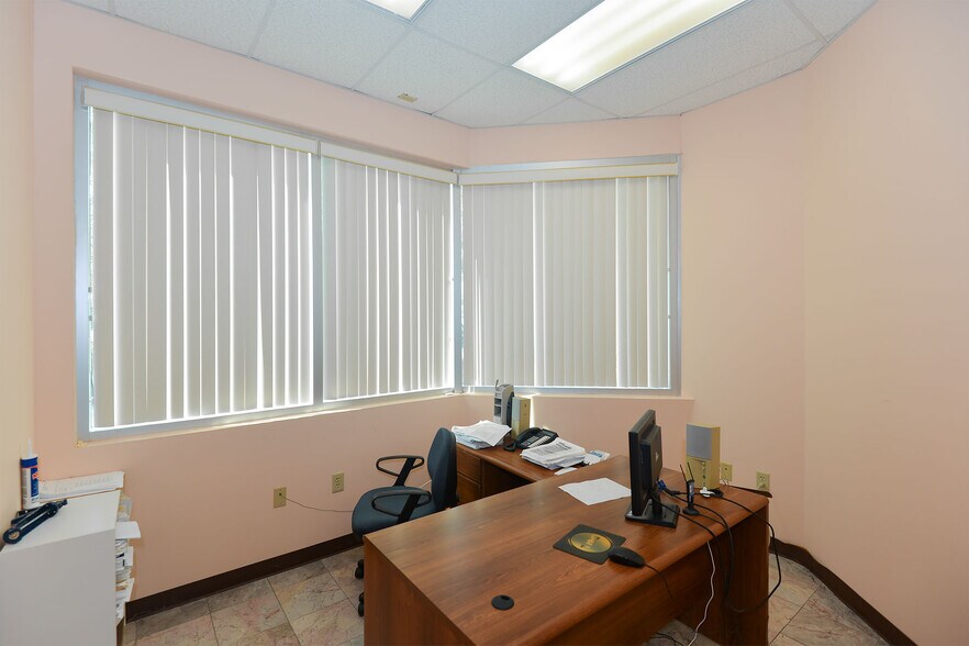 More Photos Of 7751 Kingspointe Pky, Orlando Light Distribution For Lease