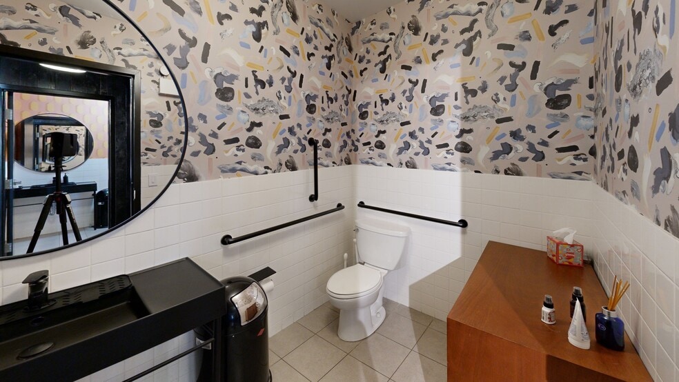 More Photos Of 1643 N Milwaukee Ave, Chicago Office For Lease