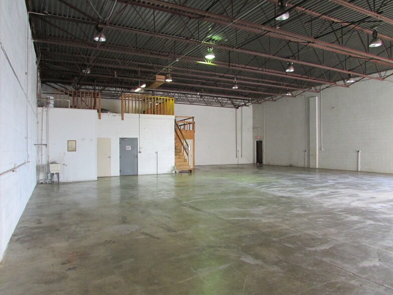 More Photos Of 14033-14055 Achyl Ave, Warren Warehouse For Sale