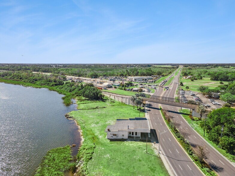 More Photos Of 1300 S Lake Shore Way, Lake Alfred Freestanding For Sale