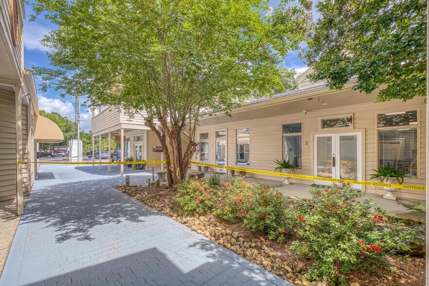 More Photos Of 913 Gulf Breeze Pky, Gulf Breeze General Retail For Sale