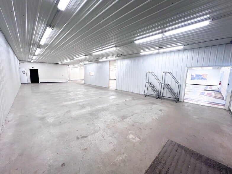 More Photos Of 821 Lime Kiln Rd, Green Bay Flex For Lease