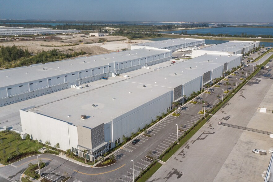 More Photos Of 11240 NW 122nd St, Medley Distribution For Lease